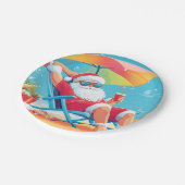 Der Santa Claus entspannt sich auf einem Sonnenbet Pappteller (Schrägansicht)