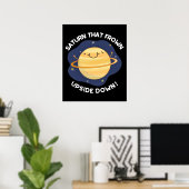 Der Saturn, der den Planeten umrundet Pun DarK BG Poster (Heimbüro)