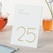 Der Sawyer Minimalistische Gold- und Weiß-Tischnum Sockelschild (In Situ)