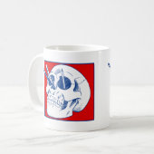 Der Schädel des Künstlers mit Bleistiften und Pins Kaffeetasse (Vorderseite Links)