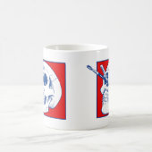 Der Schädel des Künstlers mit Bleistiften und Pins Kaffeetasse (Mittel)