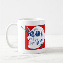 Der Schädel des Künstlers mit Bleistiften und Pins