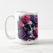 Der Schädel ist umgeben von lebendigen Rose Kaffeetasse (Links)