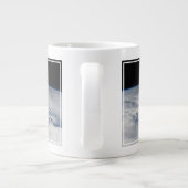 Der Schatten des Mondes, der auf dem Nordpazifik v Jumbo-Tasse (Rückseite)