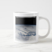 Der Schatten des Mondes, der auf dem Nordpazifik v Jumbo-Tasse (Rechts)