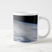 Der Schatten des Mondes, der auf dem Nordpazifik v Jumbo-Tasse (Rechts)