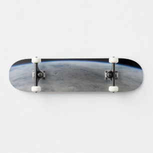 Der Schatten des Mondes, der auf dem Nordpazifik v Skateboard