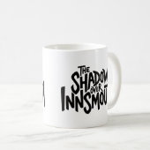 Der Schatten über Innsmouth-Schriftzug Kaffeetasse (VorderseiteRechts)