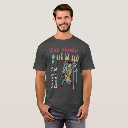 Der Schatten von allen x 7 Schwerter Tarot-Karte T-Shirt (Vorne ganz)