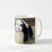 Der schlafende Riesenpanda fiel auf einen Felsen Kaffeetasse (VorderseiteRechts)