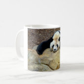 Der schlafende Riesenpanda fiel auf einen Felsen Kaffeetasse (Vorderseite Links)