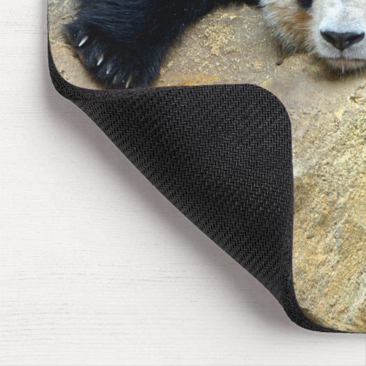 Der schlafende Riesenpanda fiel auf einen Felsen Mousepad (Ecke)