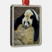 Der schlafende Riesenpanda fiel auf einen Felsen Ornament Aus Metall (Rechts)