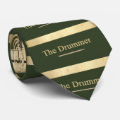 der Schlagzeuger der Band Krawatte (Gerollt)