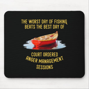 Der schlimmste Tag beim Angeln ist besser als der  Mousepad