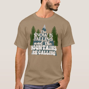 Der Schnee fällt und die Berge rufen T-Shirt