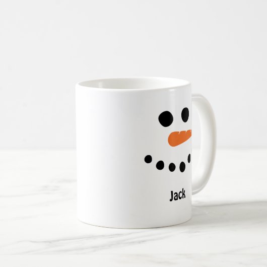 Der Schneemann steht vor der Tasse. Personalisiere Kaffeetasse (VorderseiteRechts)