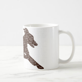Der schnelle braune "Hund" springt über den faulen Kaffeetasse