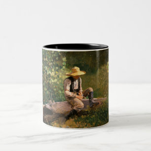 Der schnitzende Junge (von Winslow Homer) Zweifarbige Tasse