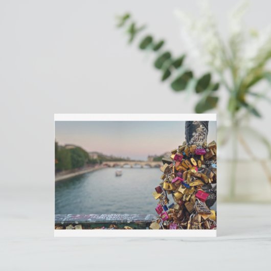 Der schöne Abend Sky in Paris mit Liebe Locks Postkarte (Stehend Vorderseite)