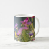 Der schöne Gelbbvogel in den Blume Kaffeetasse (VorderseiteRechts)