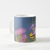 Der schöne Gelbbvogel in den Blume Kaffeetasse (Vorderseite Links)
