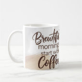 Der schöne Morgen beginnt mit der Tasse des Kaffee (Links)