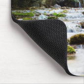 Der schöne Wasserfall im Wald, Herbst Mousepad (Ecke)