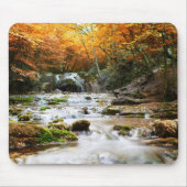 Der schöne Wasserfall im Wald, Herbst Mousepad (Vorne)