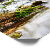 Der schöne Wasserfall im Wald, Herbst Poster (Ecke)