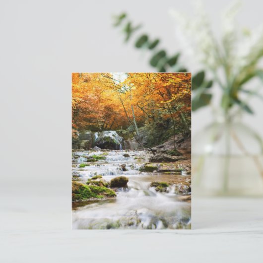 Der schöne Wasserfall im Wald, Herbst Postkarte (Stehend Vorderseite)