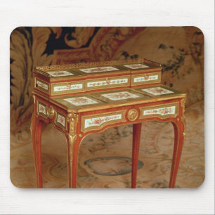 Der Schreibtisch der Frau mit Platten von Sevres Mousepad