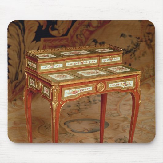 Der Schreibtisch der Frau mit Platten von Sevres Mousepad (Vorne)