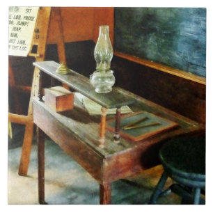 Der Schreibtisch des Lehrers mit Hurrikan-Lampe Fliese