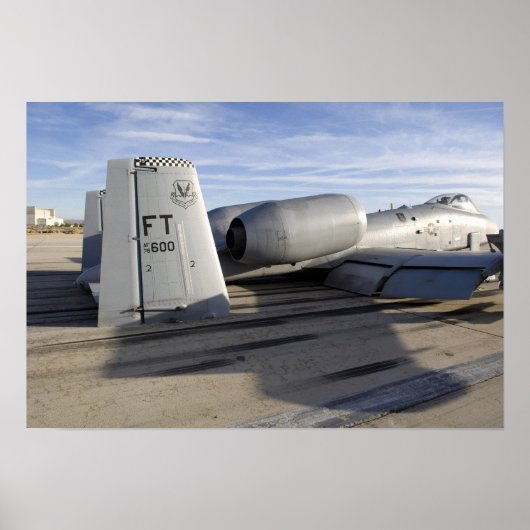 Der Schwanz eines A-10-Thunderbolls II Poster (Vorne)