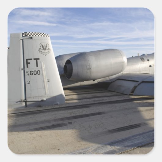 Der Schwanz eines A-10-Thunderbolls II Quadratischer Aufkleber (Vorderseite)