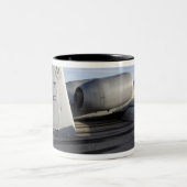 Der Schwanz eines A-10-Thunderbolls II Zweifarbige Tasse (Mittel)