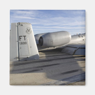 Der Schwanzabschnitt eines A-10 Thunderbolt II Magnet