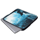 Der Schwarze Wolf allein im Wald Laptopschutzhülle (Vorne Knopf)