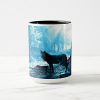 Der Schwarze Wolf allein im Wald