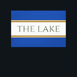 DER SEE Blaues Orangenbraun - Streifen Leinwanddruck<br><div class="desc">Dieses sportliche Design zeichnet sich durch braune und hellorange pinstripes aus,  die einen weißen Mittelstreifen mit farbenfrohen,  tiefblauen Streifen hervorheben. Der Text "THE LAKE" kann personalisiert sein.</div>