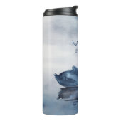 Der See | Dusty Blue Swan Brautparty Thermosbecher (Nach links gedreht)