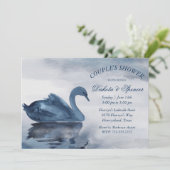 Der See | Dusty Blue Swan Couple Dusche Einladung (Stehend Vorderseite)