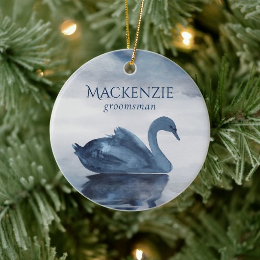 Der See | Dusty Blue Swan Trauzeuge Keramik Ornament (Baum)