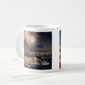 Der Semiquincentennial Shop Kaffeetasse (Vorderseite Links)