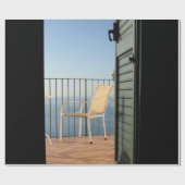 Der Sessel aus weißem Metall neben dem Zaun Geschenkpapier (Flach)