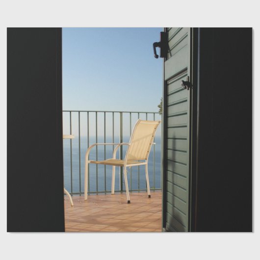 Der Sessel aus weißem Metall neben dem Zaun Geschenkpapier (Flach)