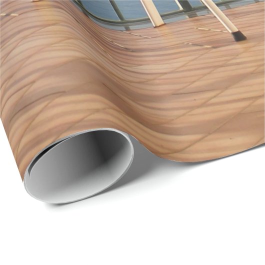 Der Sessel aus weißem Metall neben dem Zaun Geschenkpapier (Rolleneckpunkt)