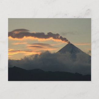 Der Shishaldin-Vulkan bei Sonnenuntergang Postkarte