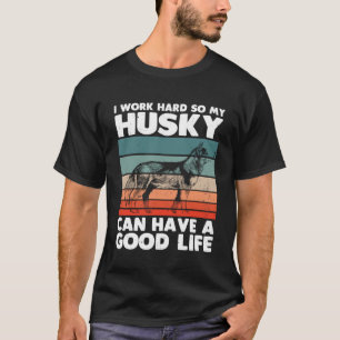 Der sibirische Husky Hund arbeitet hart für meinen T-Shirt